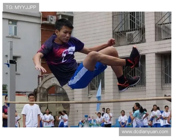 周鹏：从篮球场上的巨星到生活中的奋斗者，见证梦想与坚持的力量