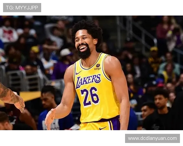 湖人队与老鹰队激战正酣NBA赛场精彩瞬间回顾与分析
